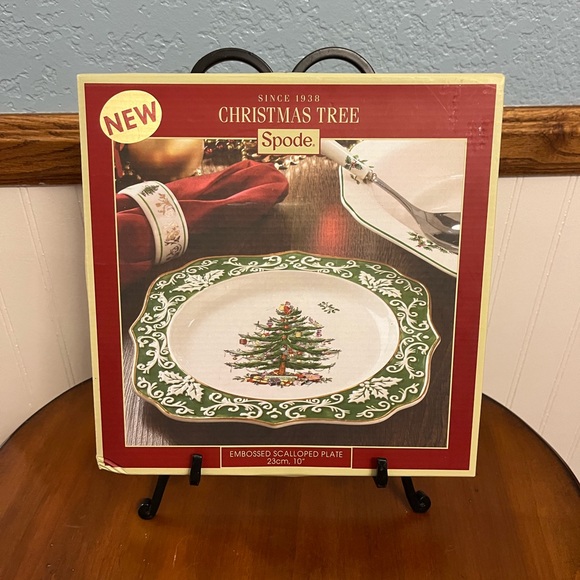 Spode embossed Christmas Tree Plate - Picture 3 of 7